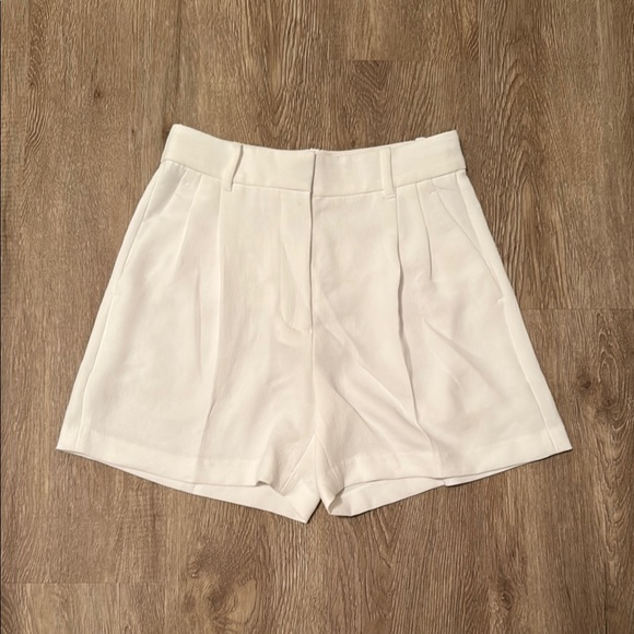 Aritzia Pants - Aritzia White Effortless Shorts